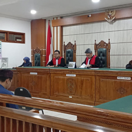 Un tribunal de Indonesia condena a tres años y medio de prisión al capitán del barco que naufragó en Indonesia el pasado diciembre en el Parque Nacional de Komodo del archipiélago asiático con una familia valenciana de seis miembros a bordo, de los que so