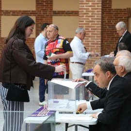 Hermanos cofrades participan en una votación de la cofradía de Minerva y Vera Cruz para decidir si las mujeres podrán procesionar con túnica.