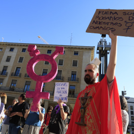 La Asamblea Feminista 8M Zaragoza protesta en la Plaza del Pilar durante una concentración contra el convenio "de la vergüenza" firmado por el Arzobispado de Zaragoza y el ayuntamiento de la ciudad por "aberrante" y "fuera de la ley".
