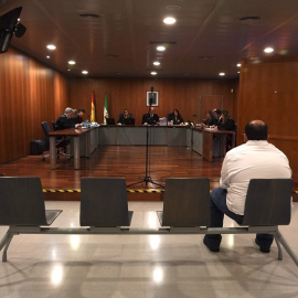 El cura acusado de abusar de varias mujeres en el banquillo de los acusados, este lunes.