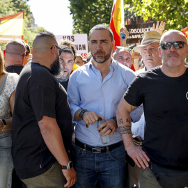 El comisionista Víctor de Aldama y el líder de Desokupa Daniel Esteve en una manifestación para pedir la dimisión del presidente del Gobierno Pedro Sánchez en Madrid.