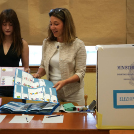 Trabajadoras en las elecciones municipales italianas preparan los folletos en Venecia, a 24 de mayo de 2026.