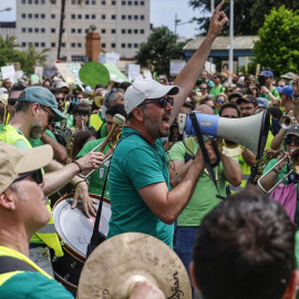 Decenas de personas durante una marcha hacia la sede de la Consellería de Educación en Valencia.