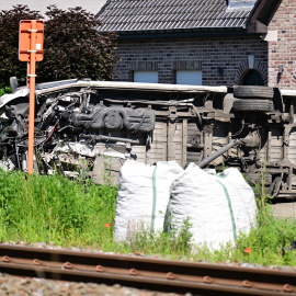 Accidente entre un tren de pasajeros y un minibús escolar en Buggenhout, Bélgica.