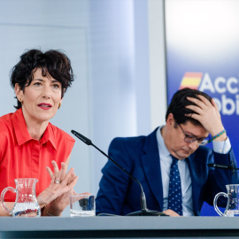 La ministra de Inclusión, Seguridad Social y Migraciones y portavoz del Gobierno, Elma Saiz, y el ministro para la Transformación Digital y de la Función Pública, Óscar López, durante la rueda de prensa posterior al Consejo de Ministros,