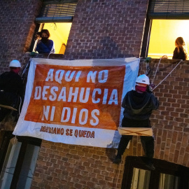 Las activistas de Acciones en Altura colgadas de la casa de Mariano Ordaz