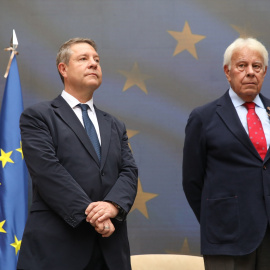 El presidente de Castilla-La Mancha, Emiliano García-Page (i), y el expresidente de España Felipe González (d), durante el evento 'Un camino compartido: 40 años de España y Portugal en la Unión Europea', en el Palacio de Fuensalida, a 11 de junio de 2025