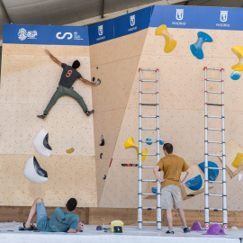 Foto de archivo de varias personas en un rocódromo durante la presentación de la Copa de España de Escalada.