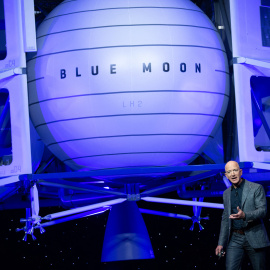 Imagen de Jeff Bezos anunciando 'Blue Moon', un transportador para la Luna, durante un evento de Blue Origin.