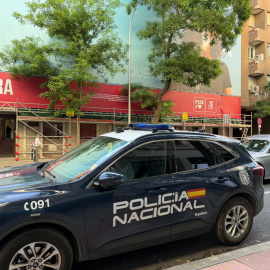 Un cotxe de la Policia Nacional a les portes de Ferraz