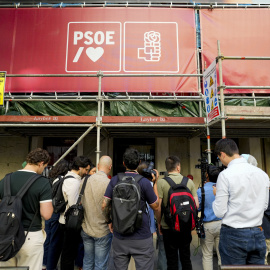 Un grupo de periodistas junto a la sede del PSOE en Ferraz, en Madrid