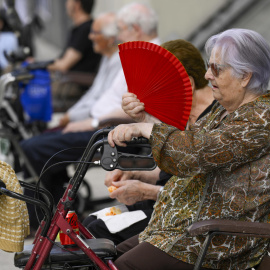 Una mujer se abanica por el calor e Oviedo, a 22 de mayo de 2026.