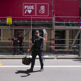 Agentes de la Unidad Central Operativa (UCO) de la Guardia Civil a primera hora de este miércoles en la sede central del PSOE en la calle Ferraz de Madrid.
