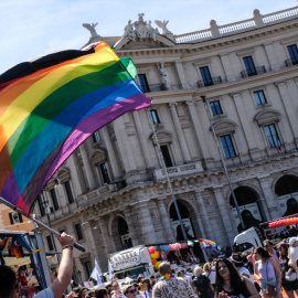 La gente participa en el desfile del Orgullo Gay en Roma.