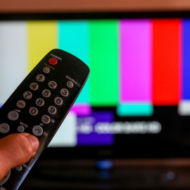 Una persona utiliza su mando de la televisión para buscar canales, en Madrid, en una imagen de archivo.
