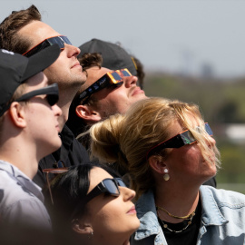 Personas contemplando un eclipse en Indianápolis.
