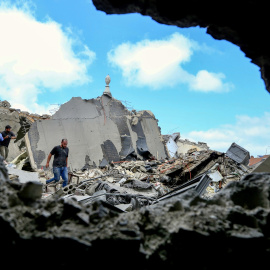 Fotografía en la que un hombre inspecciona los daños después del bombardeo de Israel sobre la ciudad de Tyre, en Líbano, a 26 de mayo de 2026.