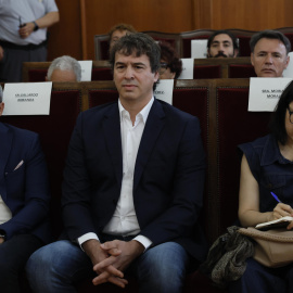El hermano del presidente del Gobierno David Sánchez, Miguel Ángel Gallardo, ex líder del PSOE extremeño, y Elisa Moriano Morales, este jueves en la Audiencia de Badajoz
