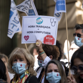 Médicos y facultativos durante una concentración frente a la Consejería de Sanidad, a 22 de mayo de 2026.