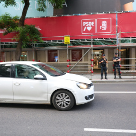 Dos agentes de la Policía Nacional delante de la sede nacional del PSOE en Ferraz, a 27 de mayo de 2026, en Madrid