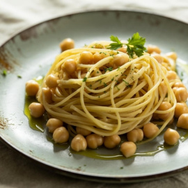 Espaguetis con garbanzos.