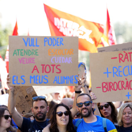 Miles de docentes se manifiestan en Barcelona para desencallar el conflicto educativo.