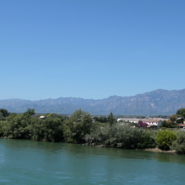 Imatge general del riu Ebre, i els Ports, de fons, a Tortosa