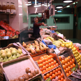Un puesto de fruta en un mercado de Madrid