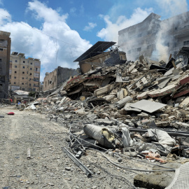 Escombros rodean un edificio dañado en Tiro, Líbano, 28 de mayo de 2026.