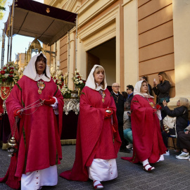 Varias mujeres durante la procesión del Santo Entierro, en València.