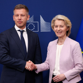 El primer ministro húngaro, Peter Magyar, junto a la presidenta de la Comisión Europea, Ursula von der Leyen en una reunión en Bruselas a 29 de mayo de 2026.