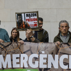 Familiares de las víctimas de la DANA durante una concentración en las inmediaciones de la Ciudad de la Justicia de Valencia.