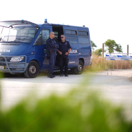 Fotografía de archivo de dos agentes de la Policía portuguesa.