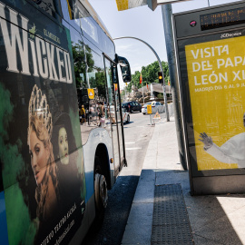 Cartel publicitario de la visita del Papa, en la plaza de Cibeles, en Madrid,