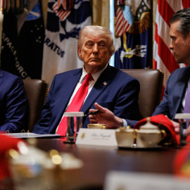 El presidente estadounidense, Donald Trump, escucha al secretario de Estado, Marco Rubio, en una reunión en la Casa Blanca, a 27 de mayo de 2026.