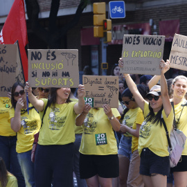 Decenas de profesores se concentran ante las puertas del departamento de Educación en Barcelona, a 29 de mayo de 2026.