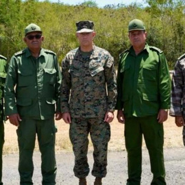 El general de EEUU Francis L. Donovan con el general cubano Roberto Legrá Sotolongo en Guantánamo, este viernes.
