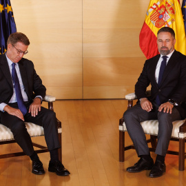 El lider del PP, Alberto Núñez Feijóo (i) y el líder de VOX, Santiago Abascal (d) en una reunión en el Congreso de los Diputados, a 5 de septiembre de 2023.