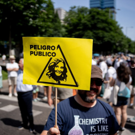 Un manifestante porta una pancarta durante una manifestación por la sanidad pública y para denunciar el desmantelamiento del sistema sanitario por parte del Gobierno de Isabel Díaz Ayuso