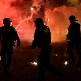 Agentes de policía en los altercados tras la victoria del PSG en la Liga de Campeones de la UEFA.