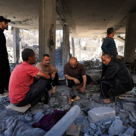 Gazatíes inspeccionando una vivienda bombardeada por el ejército israelí en la ciudad de Gaza