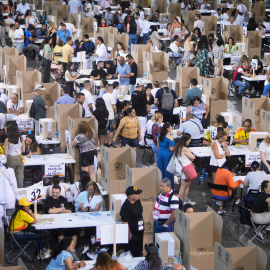 Colombianos residentes en España ejerciendo su derecho a voto en el centro de votaciones de Madrid