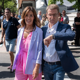 El líder del PP Alberto Núñez Feijóo, junto a su esposa Eva Cárdenas, en una imagen de archivo.