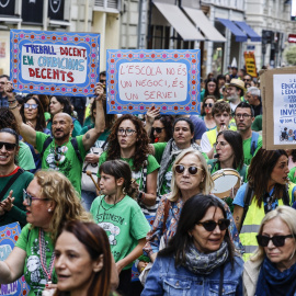Miles de personas protestan durante una nueva manifestación por la huelga indefinida en la educación pública en la Comunitat Valenciana, a 15 de mayo de 2026.