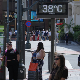 Un termómetro en la calle marca la temperatura en Euskadi (España).
