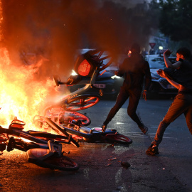 Aficionados del Paris Saint-Germain se enfrentan a la policía en París tras ganar la final de la Champions frente al Arsenal.
