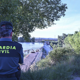 Fotografía de un guardia civil en las inmediaciones de la presa de Baños de Cerrato, en Venta de Baños (Palencia), donde han fallecido dos mujeres.