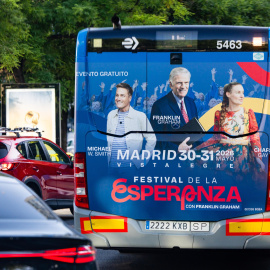 Anuncio en un autobús del 'Festival de la Esperanza' en Madrid.