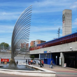 Fotografía de la entrada de la estación de trenes de Aluche.