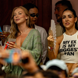Las actrices María León y Ester Expósito durante el concierto del cantante Bad Bunny el pasado día 30 de mayo en el Riyadh Air Metropolitano.